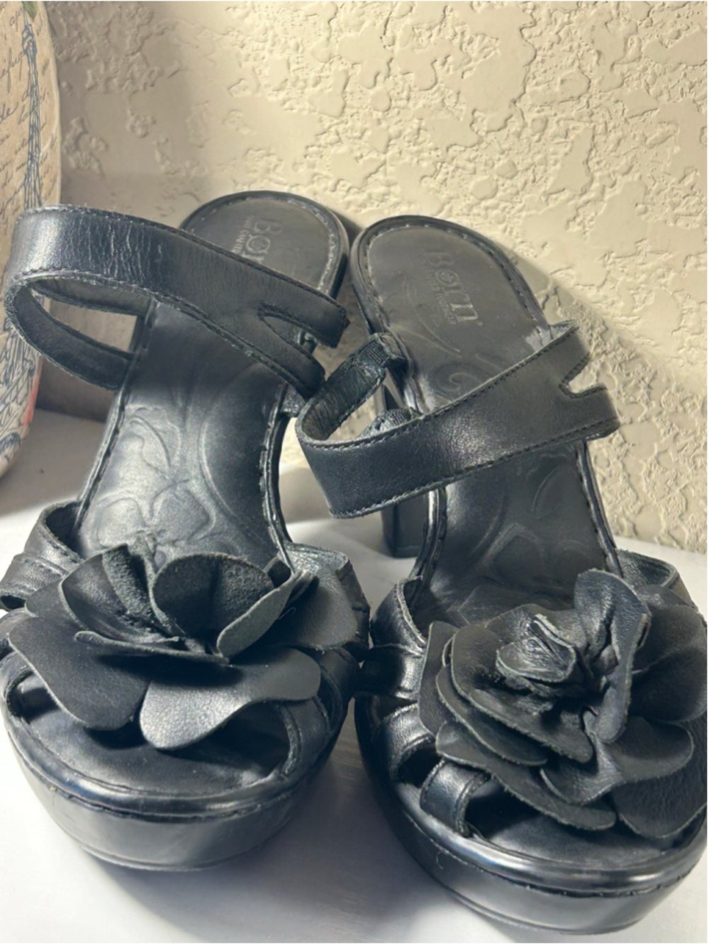 Women's Born Black Leather Floral Heeled Sandals Size 9